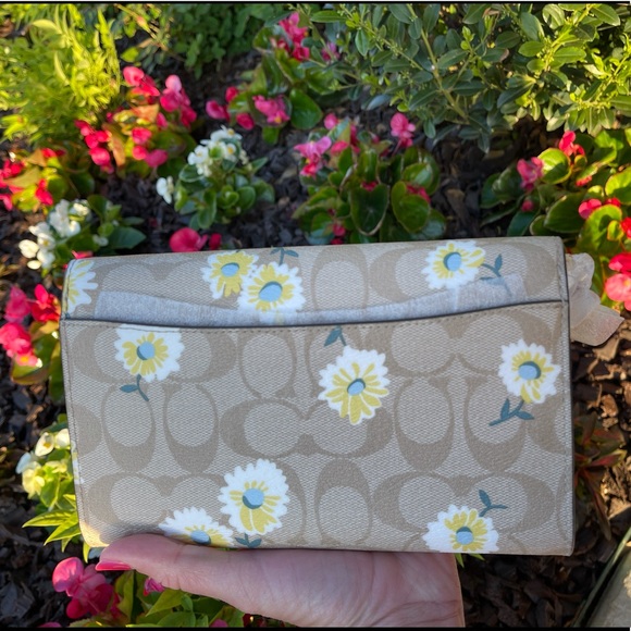 ❌SOLD ❌🌻 Crossbody In Signature Canvas With Daisy Print - Picture 6 of 12